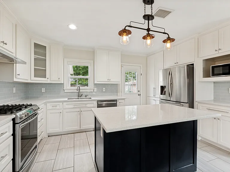615 S Montclair Ave — Photo 9