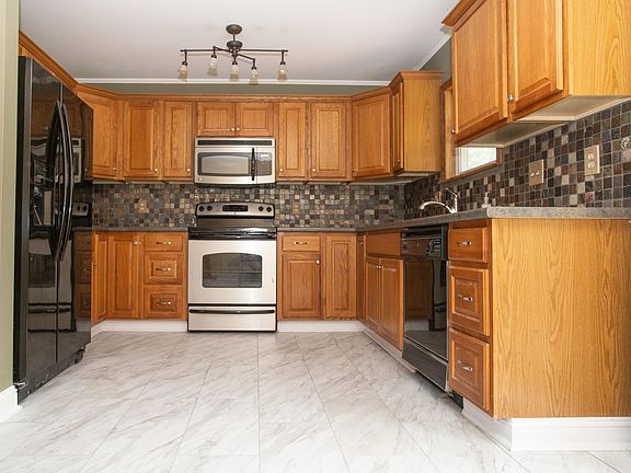 5th image of 3158 Yorkshire Dr