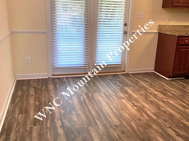 128 Old Salem Ct — Photo 4