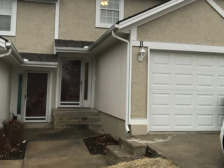 4601 NE Whispering Winds Dr — Photo 1