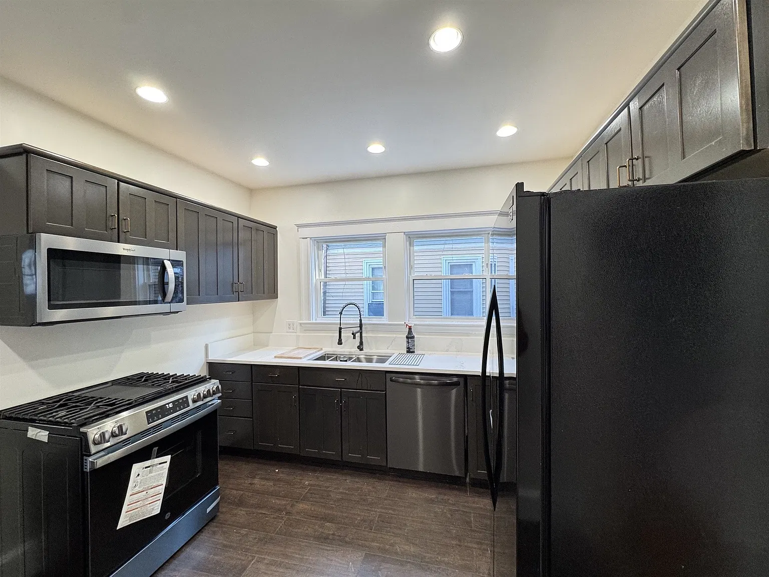 2 bed, 916 sqft, $3,000 — Photo 2