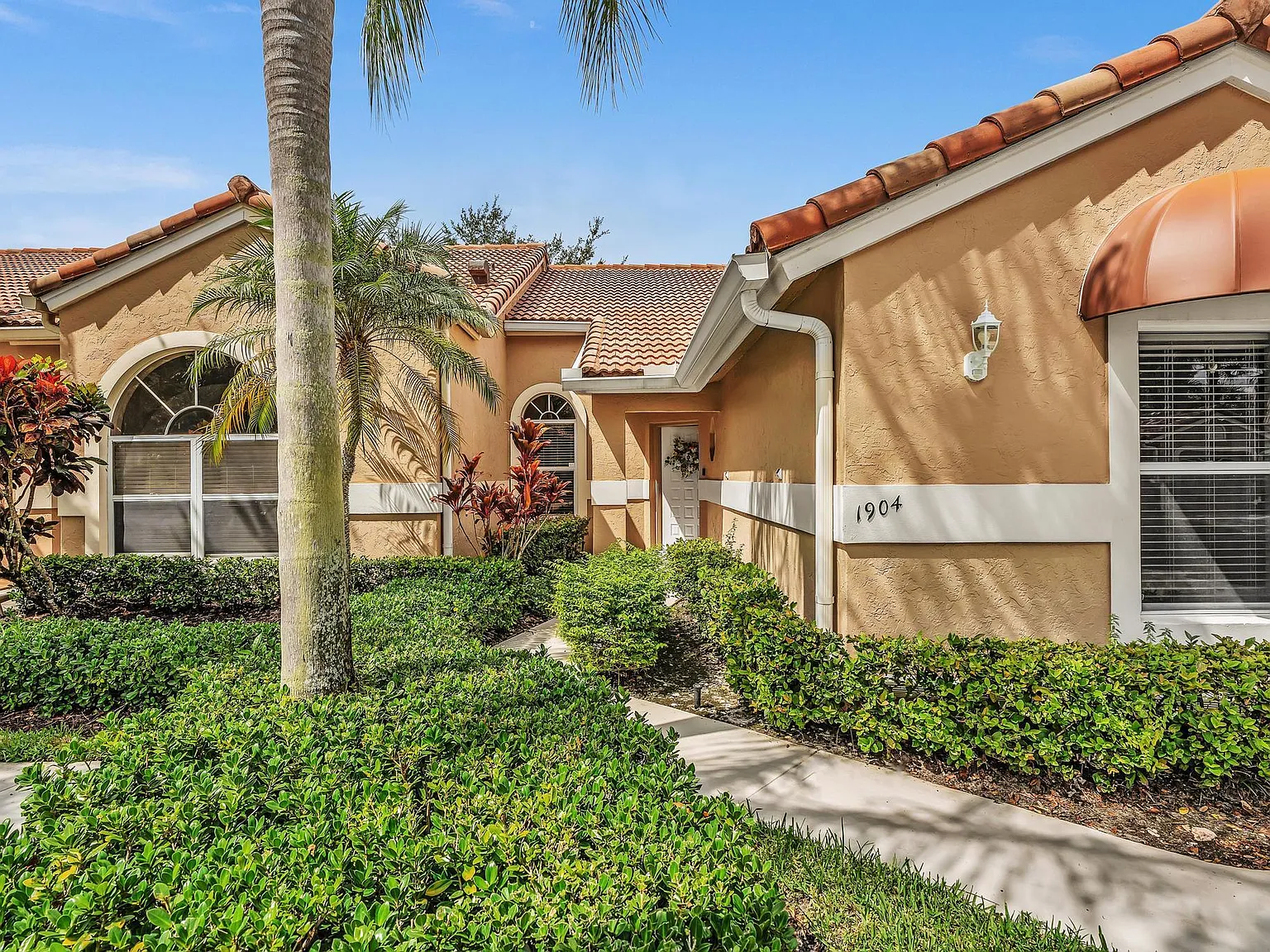 3 bed, 2.0 bath, 1615 sqft, $3,900 — Photo 4