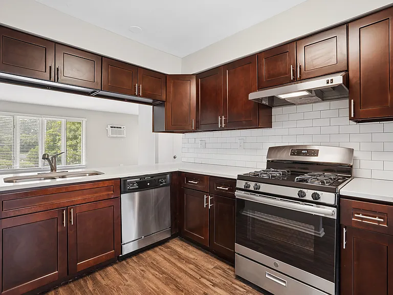 The Clarendon Apartment Homes — Photo 6