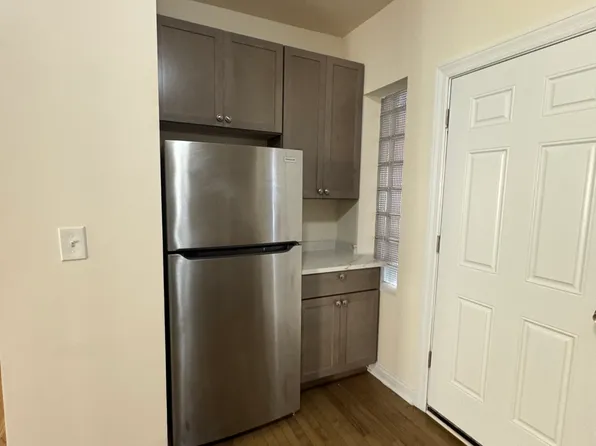 4842 W Belle Plaine Ave APT 2N, Chicago, IL 60641