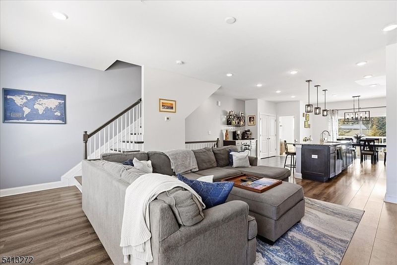 1st image of 905 Abbe Rd