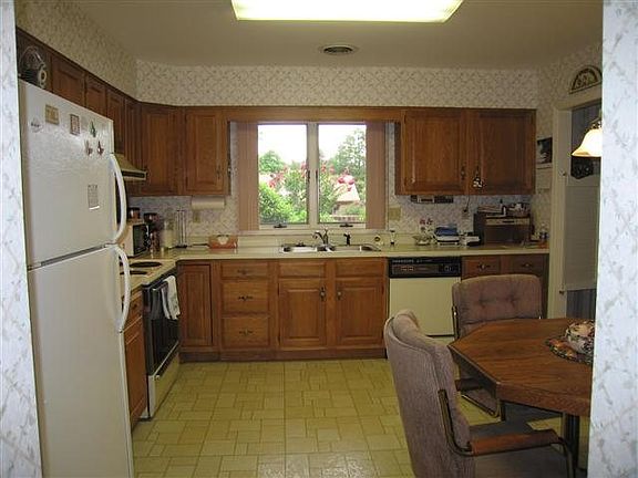 4th image of 825 Knollwood Village