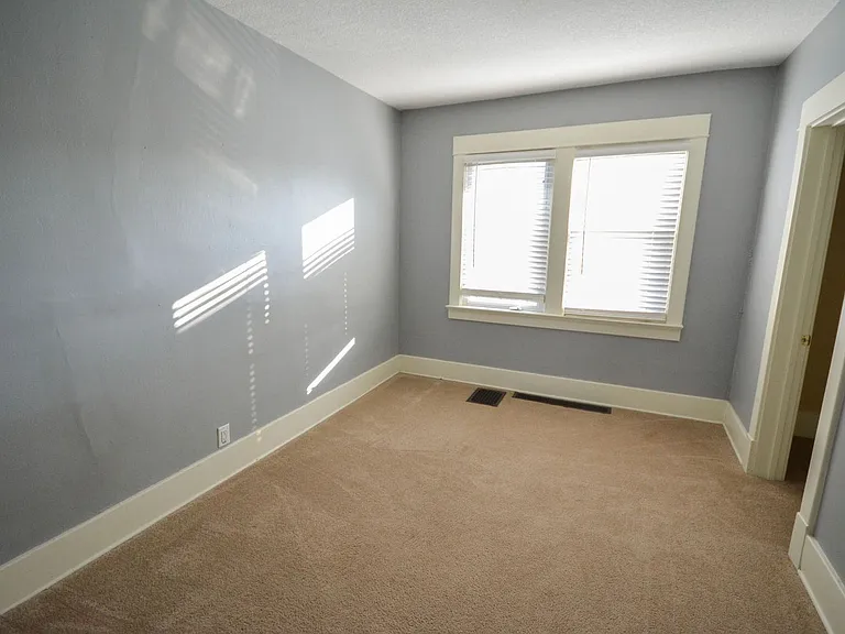 837 Center St W — Photo 9