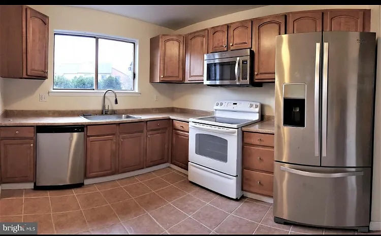 147 Larchwood Ct — Photo 5