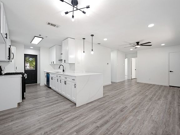 4th image of 209 W 12th St