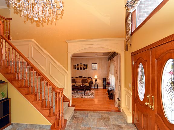 4th image of 102 Petrus Ave