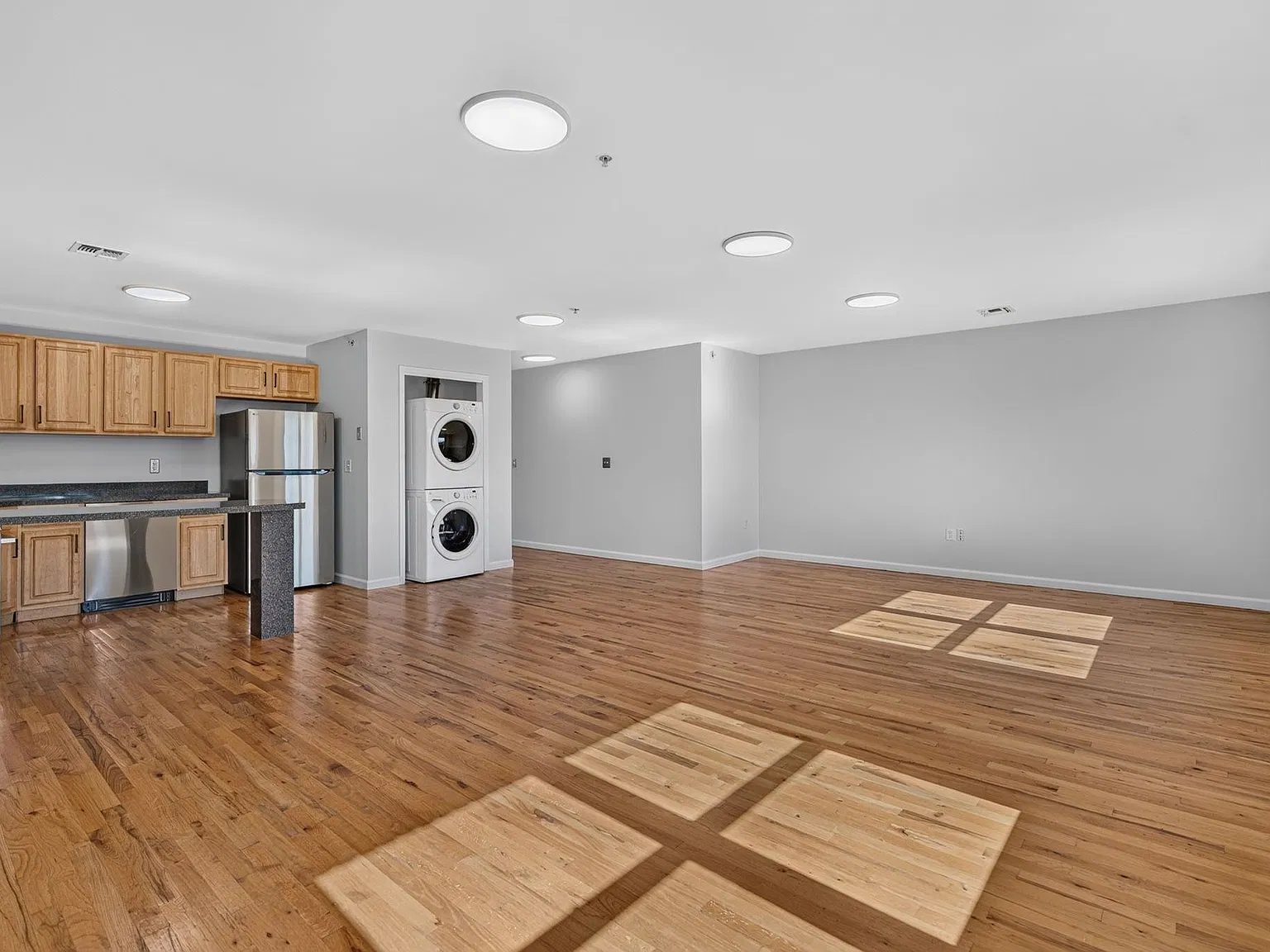 2 bed, 2.0 bath, 1000 sqft, $3,850 — Photo 4