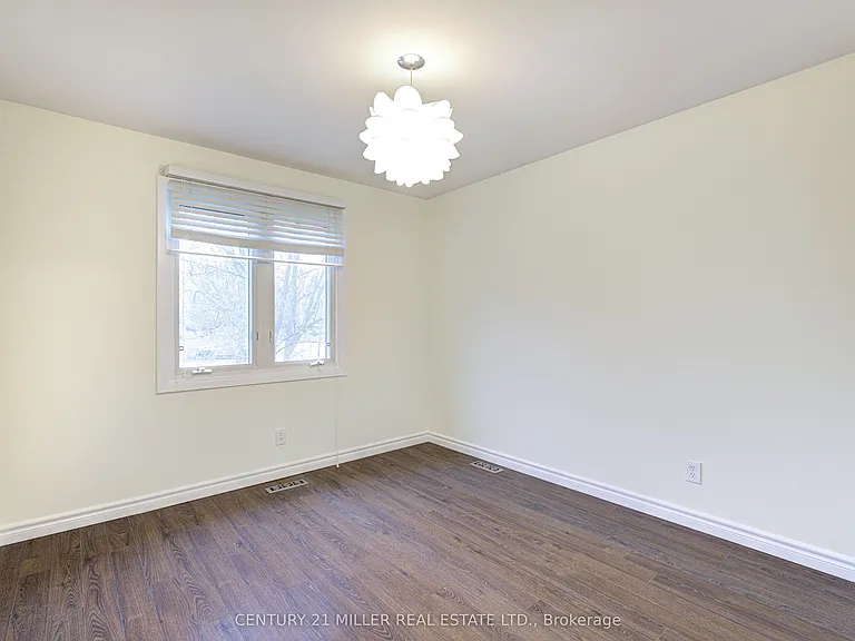 163 Castle Cres — Photo 32