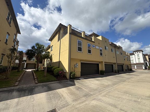 3rd image of 22 W Oaks Dr