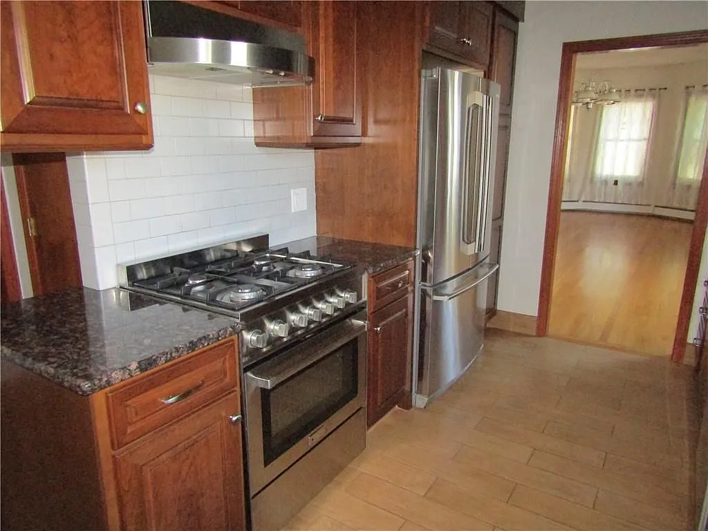 2 bed, 1.0 bath, 1370 sqft, $2,450 — Photo 3
