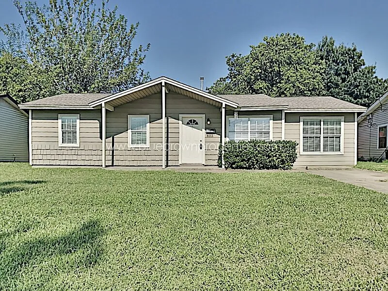 3 bed, 1.0 bath, 1200 sqft, $1,800 — Photo 1