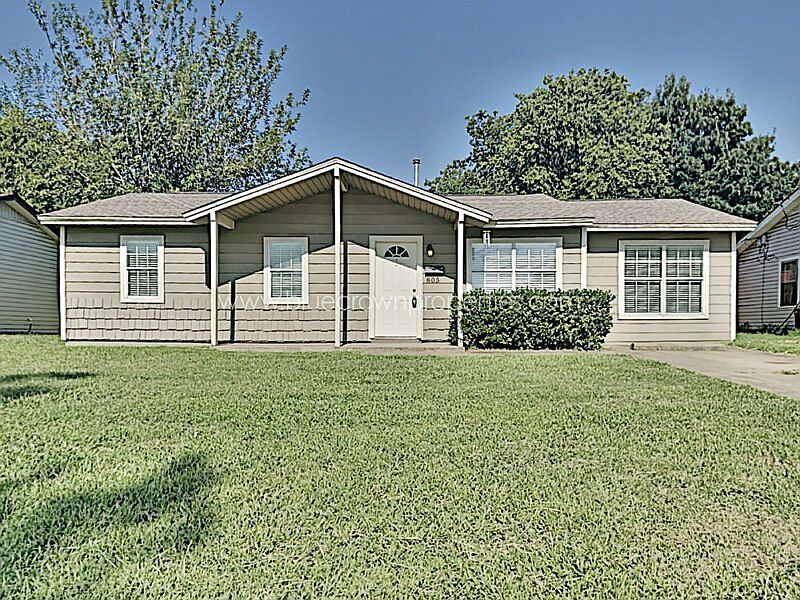1st image of 805 Aransas Dr