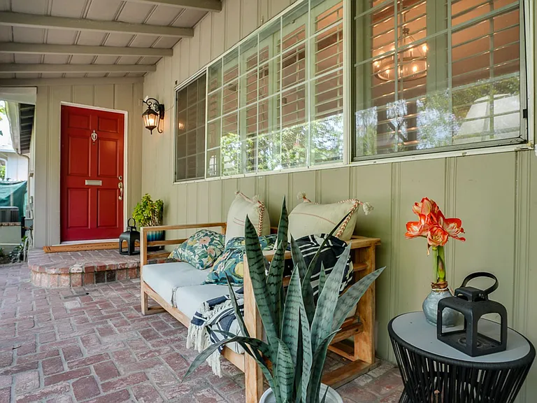 13360 Magnolia Blvd — Photo 9