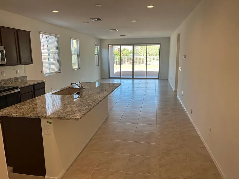 1941 N Hubbard Ln — Photo 3