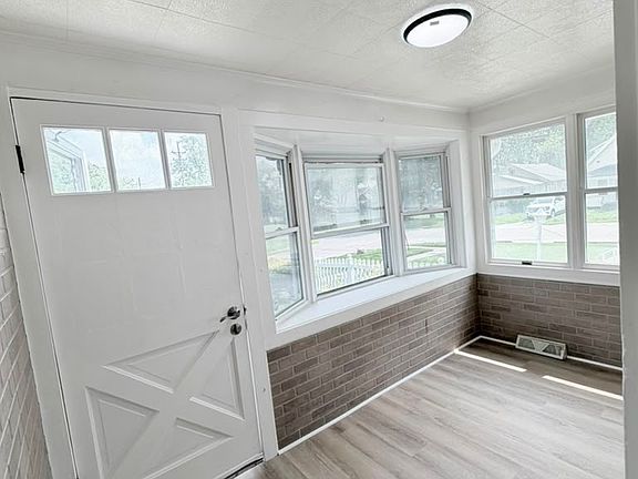 3rd image of 905 Coventry Ave