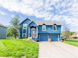 106 W Laredo Trl, Raymore, MO 64083