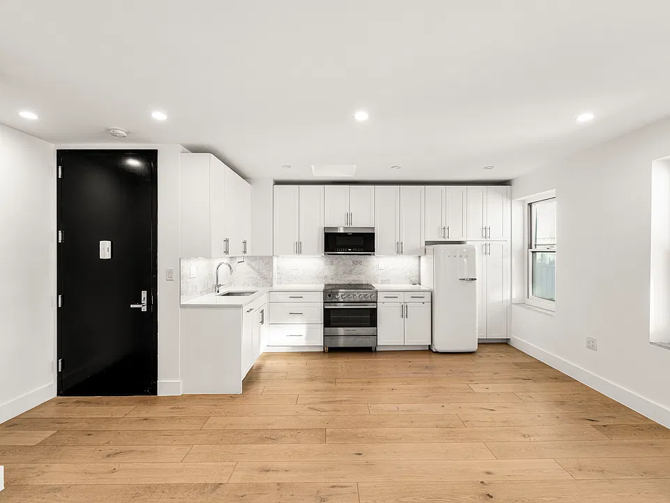 494 Henry St #3A