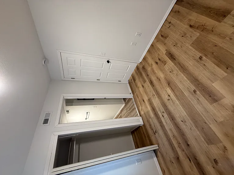 323 Seward Ave — Photo 8