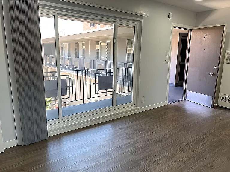 228 S Mariposa Ave #17 — Photo 3