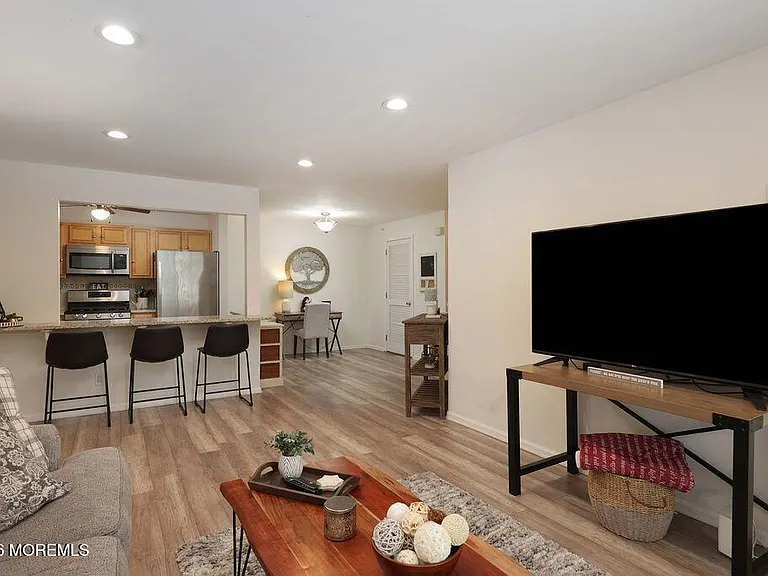 1015 Wedgewood Cir #1015 — Photo 2