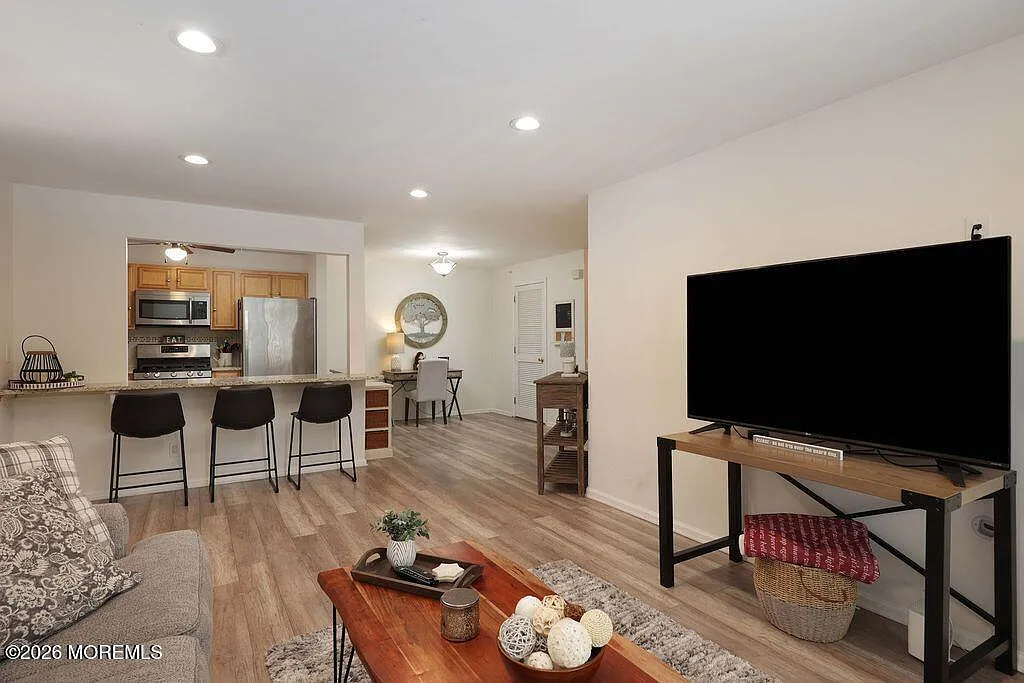 Building Photo - 1015 Wedgewood Cir #1015