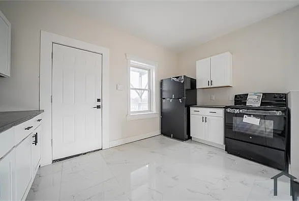 3 bed, 970 sqft, $1,600 — Photo 2