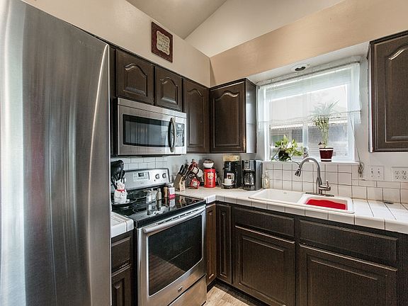 5th image of 132 E Wentworth Ave