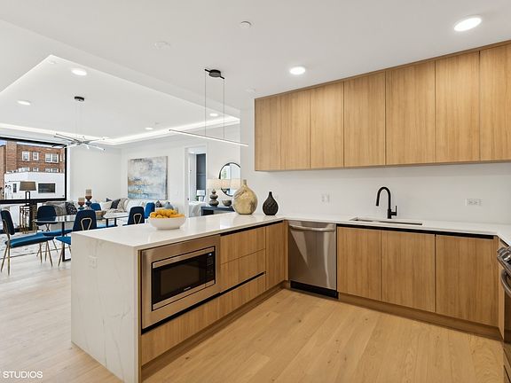 5th image of 2354 W Farragut Ave #302