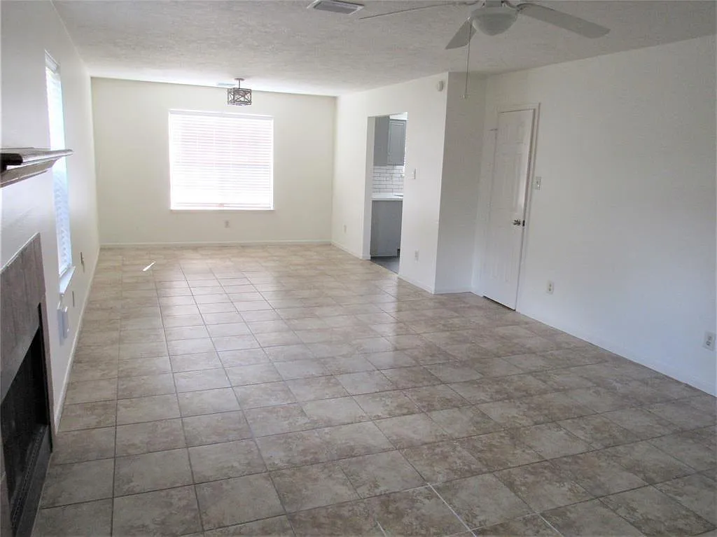 3 bed, 2.5 bath, 2109 sqft, $2,000 — Photo 3