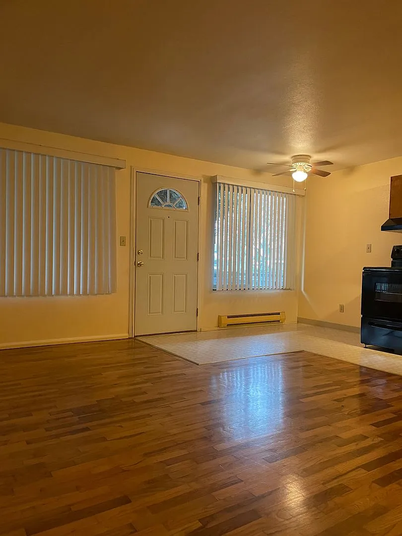 Oxford Court Apartments — Photo 2
