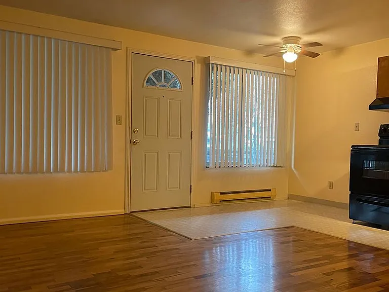 Oxford Court Apartments — Photo 2
