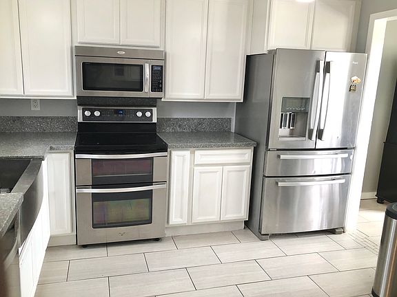 Beautiful Upgraded Kitchen