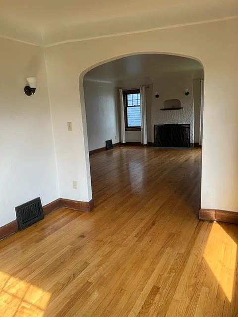5 bed, 2.5 bath, 2300 sqft, $3,400 — Photo 3
