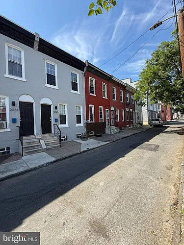 2040 N Darien St Photo 1