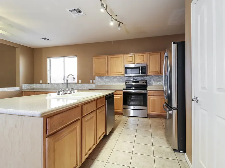 3116 S 82nd Ln — Photo 7