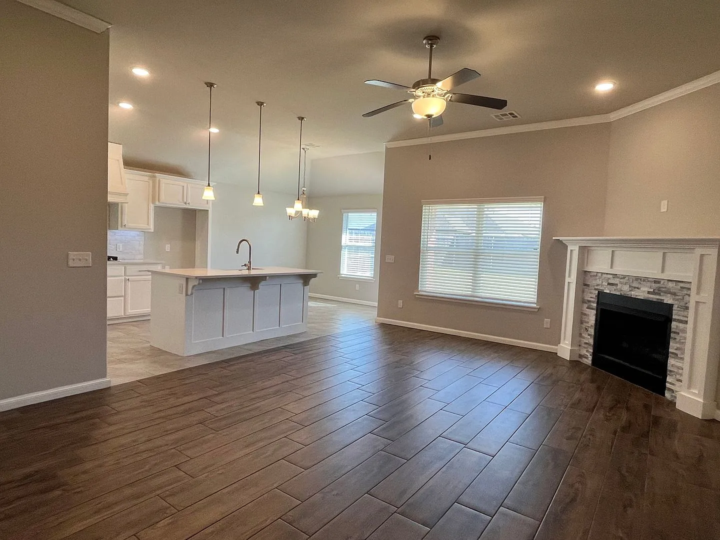 Beautiful 3 bed 2 bath home in a great location!! — Photo 2