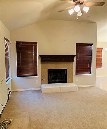 4th image of 382 Bloomsbury Dr