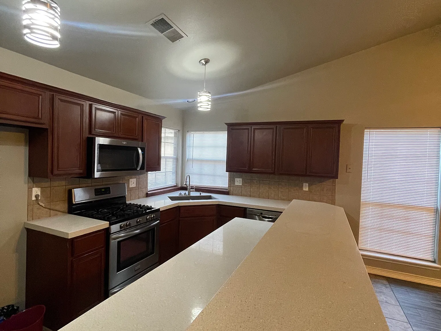 4 bed, 2000 sqft, $2,300 — Photo 2