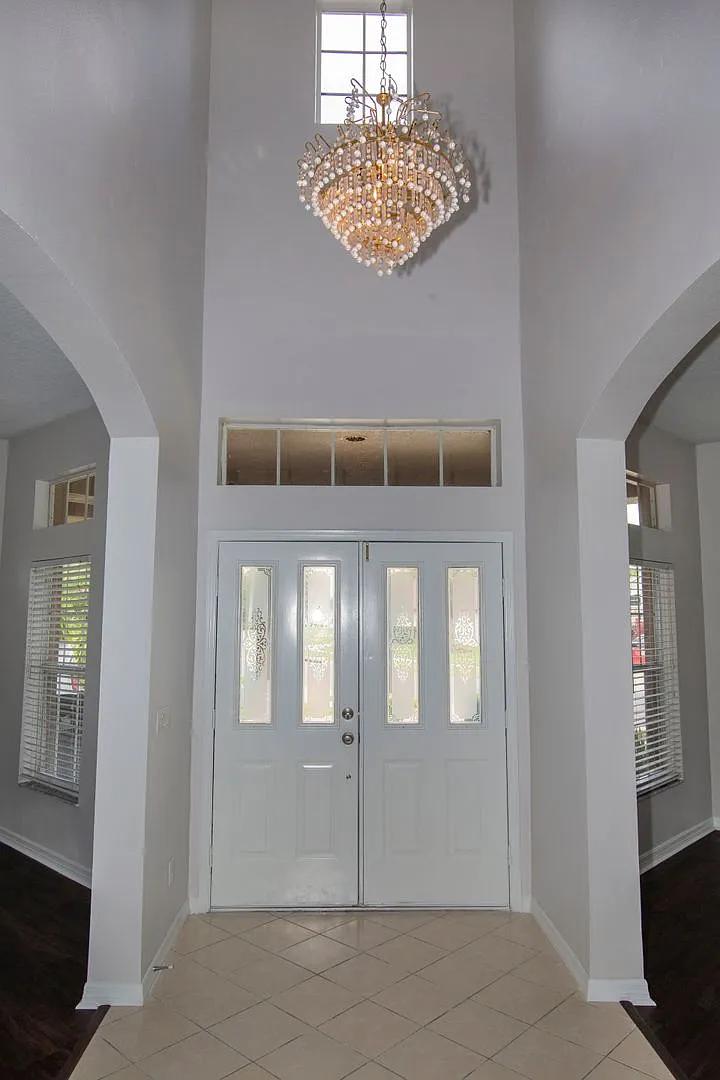 Beautiful 5 Bedroom/4 Bathroom Pool Home in Waterford Lake Area — Photo 3