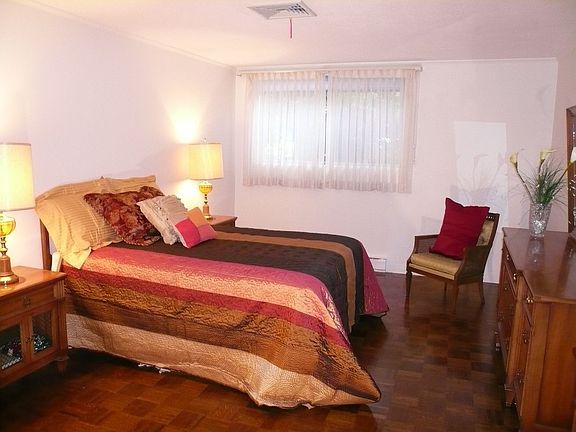 huge master bdr. great closet spaces