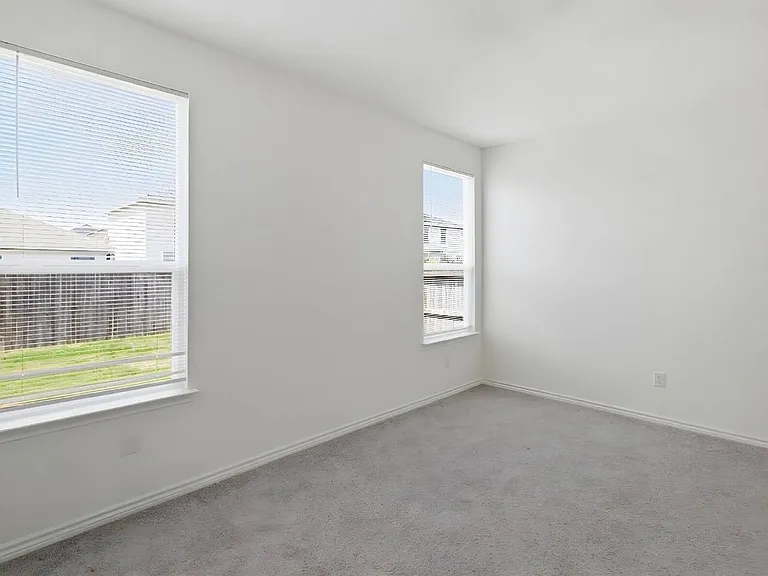 4731 Plaza Ctr — Photo 10