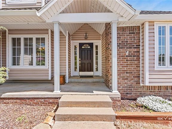 2nd image of 2810 N Boxwood Dr