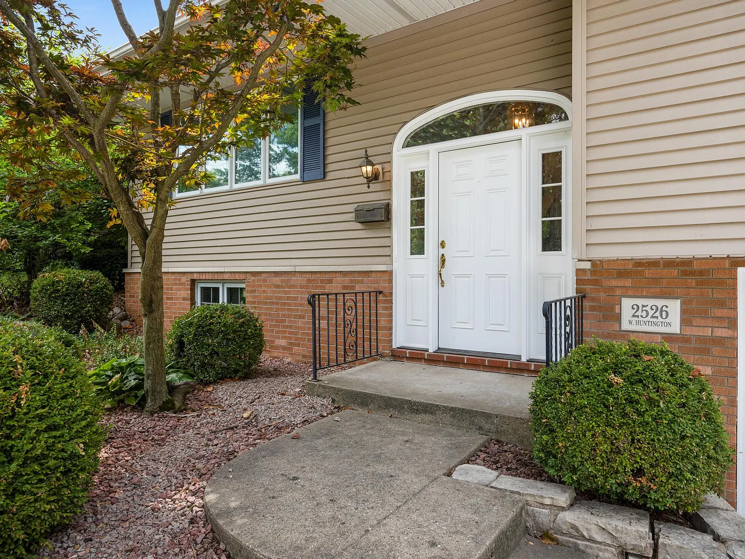 3 bed, 2.5 bath, 2028 sqft, $2,400 — Photo 3