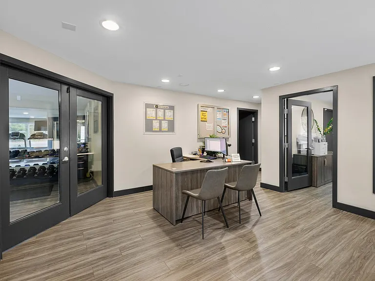 Karbon Apartments — Photo 16