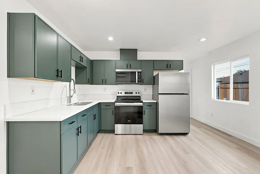 3 bed, 900 sqft, $2,495 — Photo 4
