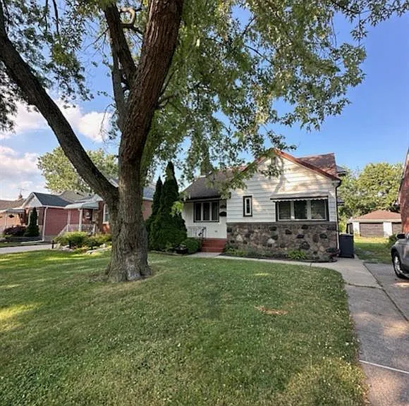 926 Thompson Blvd — Photo 2